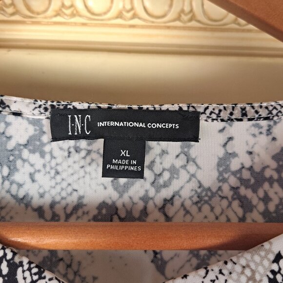INC International Concepts NWT Snakeprint Keyhole Ruched Long Sleeve Top Sz XL - Picture 2 of 11